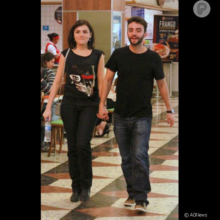 Monica Iozzi jantou com o namorado, Felipe Atra, na praça de ...