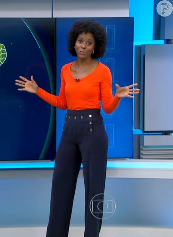A mesma calça de cintura alta foi combinada pela jornalista com blusa de mangas compridas sem estampa ou detalhes, mas de cor bem viva