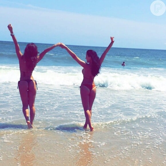 Sabrina Sato com uma amiga em Sunset Beach, Nova York