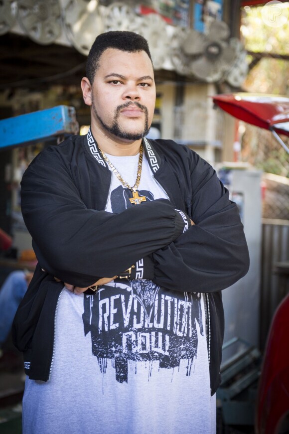 Jávai (Babu Santana) está sendo ajudado por Gabo (Henri Castelli) para tomar o lugar de Grego (Caio Castro) no comando da favela, na novela 'I Love Paraisópolis'