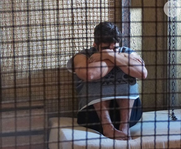 Grego (caio Castro) está passando frio e fome numa prisão, na novela 'I Love Paraisópolis'