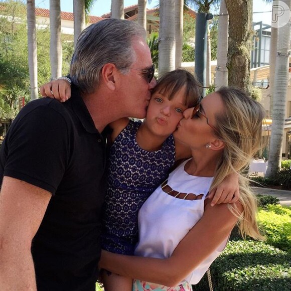 O apresentador passa férias em Miami com a mulher Ana Paula Seibert e a filha Rafaella Justus, fruto do relacionamento com Ticiante Pinheiro