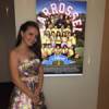 Durante pré-estreia do filme 'O Pequeno Príncipe', Larissa Manoela posou ao lado do cartaz de 'Carrossel', outro longa estrelado por ela