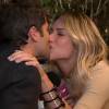 Giovanna Ewbank surpreende Bruno Gagliasso nas gravações de 'Babilônia' e ganha beijo do marido