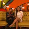 Sentada num sofá amarelo, Anitta lançou o clipe durante um hangout ao vivo com participação interativa dos fãs