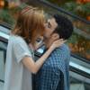 Sophia Abrahão e Sergio Malheiros trocaram beijos na escada rolante do shopping