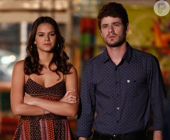 Mari (Bruna Marquezine) e Benjamin (Maurício Destri) são atingidos por uma explosão, na novela 'I Love Paraisópolis', em 31 de julho de 2015