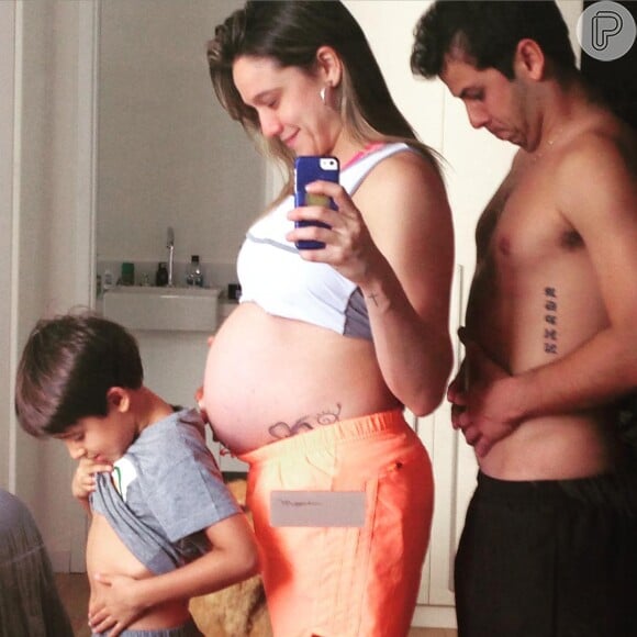 Já Fernanda Gentil espera o primeiro filho, que se chamará Gabriel. Na foto ela está acompanhada do afilhado, Lucas, e do marido