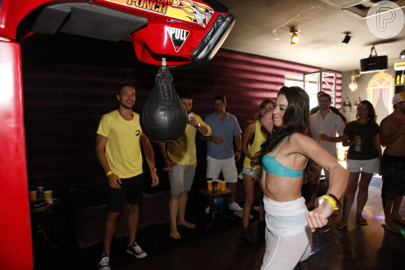 Carol Castro arrisca socos em saco de boxe na pool party