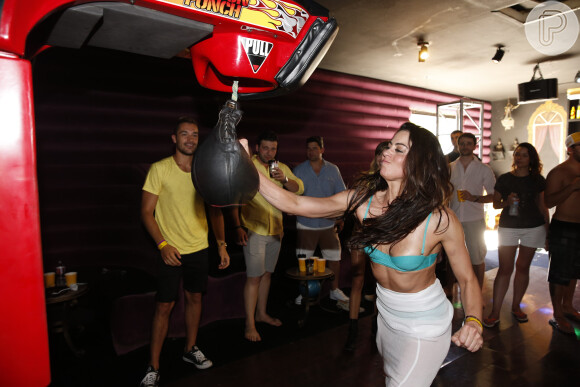 Carol Castro exibe boa forma durante pool party promovida na casa do ex-lutador Mike Tyson, em Las Vegas, nos Estados Unidos