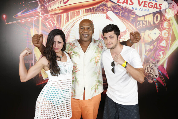 Carol Castro e Bruno Gissoni posam com Mike Tyson em pool party promovida na casa do ex-lutador, em Las Vegas, nos Estados Unidos