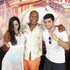 Carol Castro e Bruno Gissoni posam com Mike Tyson em pool party promovida na casa do ex-lutador, em Las Vegas, nos Estados Unidos