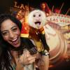Carol Castro brinca com macaco durante pool party promovida na casa do ex-lutador Mike Tyson, em Las Vegas, nos Estados Unidos