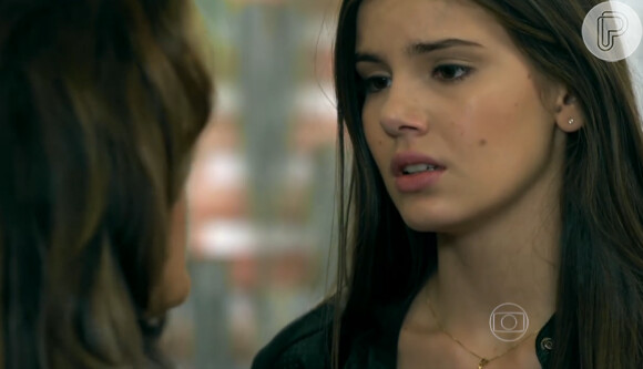 Angel (Camila Queiroz) ficou chocada ou ouvir que Alex (Rodrigo Lombardi) estuprou a modelo e acreditou na amiga