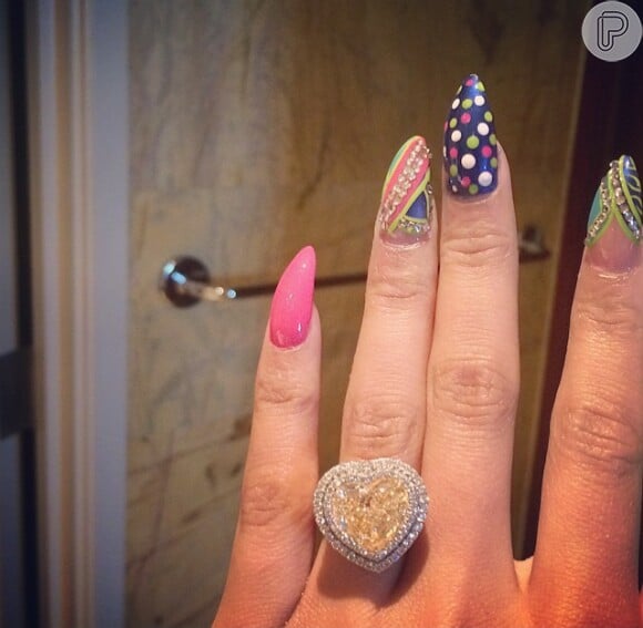 Joia de Nicki Minaj é barata se comparada ao seu anel de noivado, de diamante, avaliado em R$ 1,6 milhão