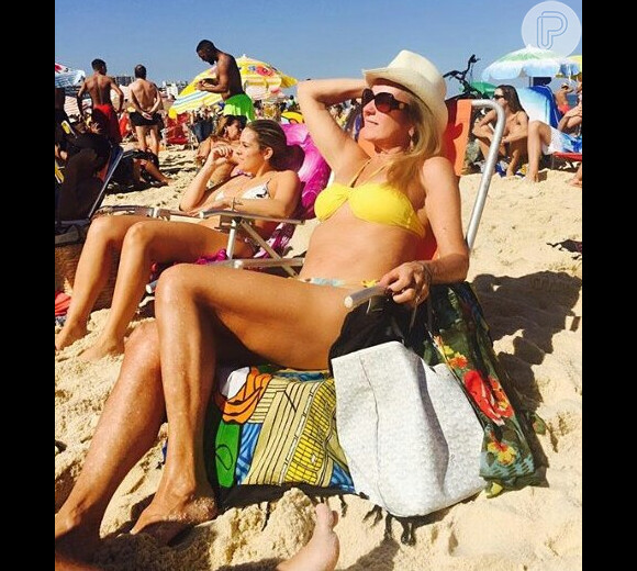 Helô Pinheiro postou uma foto de biquíni pegando um sol na praia de Ipanema, Zona Sul do Rio de Janeiro, e exibiu boa forma aos 70 anos. O registro foi publicado no último domingo, 19 de julho de 2015