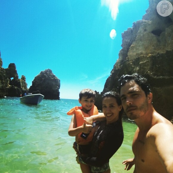 Thiago Rodrigues e Cristiane Dias curtem férias com o filho, o pequeno Gabriel, em Portugal