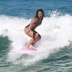 Daniele Suzuki mostra boa forma em dia de surfe no Rio