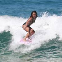 Daniele Suzuki mostra boa forma em dia de surfe no Rio