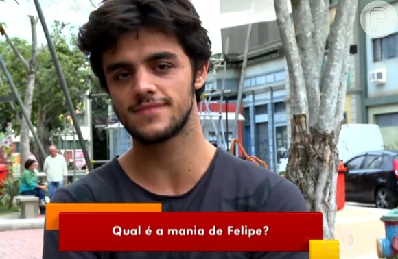 Felipe Simas contou sua mania em entrevista ao 'Vídeo Show': 'Roer unha'