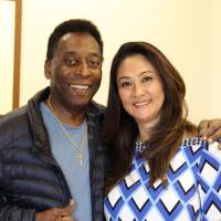 Pelé, de 74 anos, recebe alta hospitalar após cirurgia na coluna, em São Paulo