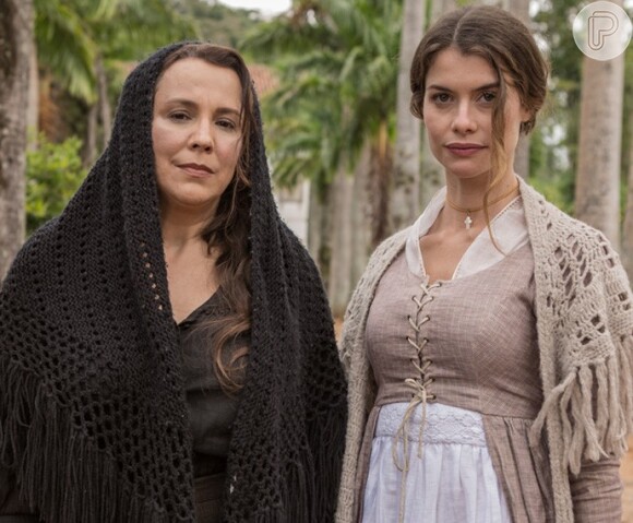 Emília (Ana Beatriz Nogueira) revela a Lívia (Alinne Moraes) que Vitória (Irene Ravache) é sua avó, na novela 'Além do Tempo', em 23 de julho de 2015