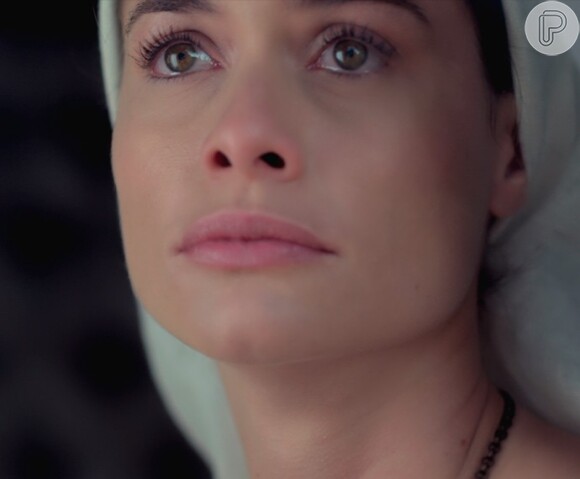 Lívia (Alinne Moraes) fica desesperada ao saber que Vitória (Irene Ravache) é sua avó, na novela 'Além do Tempo'