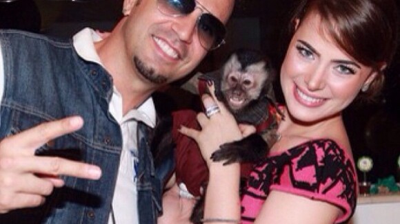 Latino autoriza Rayanne Morais a ver macaco quando quiser: 'Ele ama mais ela'