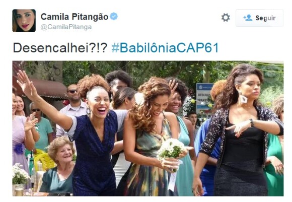 Camila Pitanga brincou quando sua personagem, Regina, pegou um buquê de flores