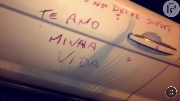 'Te amo, minha vida', escreveram as fãs no carro da cantora Anitta, com batom vermelho