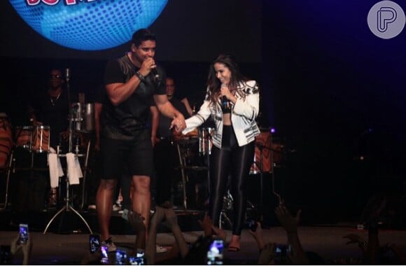 Anitta subiu ao palco durante o show do grupo Harmonia do Samba