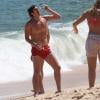 Reynaldo Gianecchini se refresca depois de cena de 'Guerra dos sexos' em praia