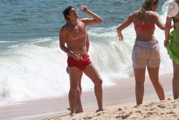 Reynaldo Gianecchini se refresca depois de cena de 'Guerra dos sexos' em praia