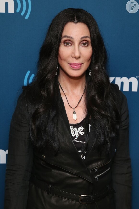 Cher está trabalhando na divulgação do single 'Woman's World' em programas de TV e Rádio