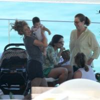 Shakira aproveita piscina de hotel com o filho no Rio