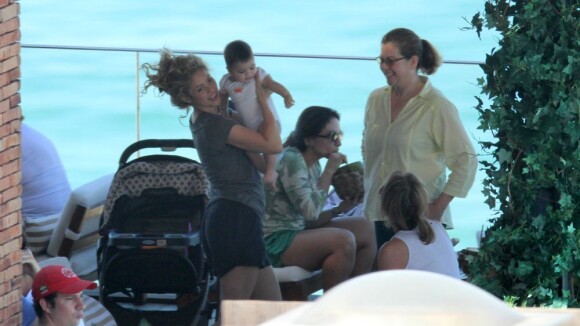 Shakira aproveita piscina de hotel com o filho no Rio