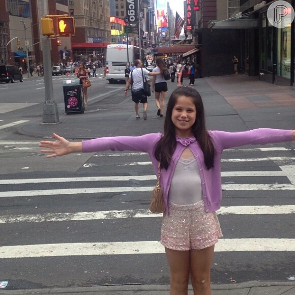 Sofia, filha de Claudia Raia e Edson Celulari, posa na Times Square, em Nova York