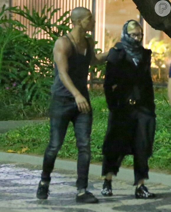 Madonna caminha na orla de Ipanema com o namorado, Brahim Zaibat, no Rio