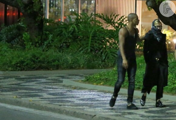Madonna e Brahim Zaibat caminham na orla do Rio