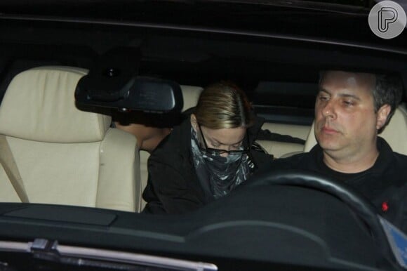 Madonna se esconde no carro