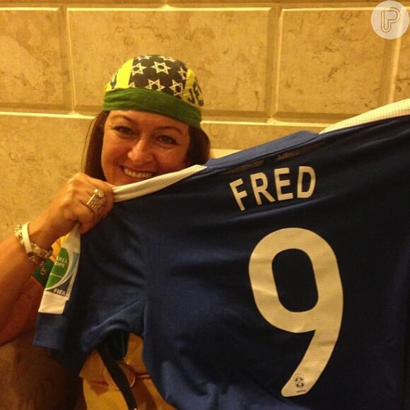 Mãe de Neymar fica feliz ao ganhar uma blusa do Fred