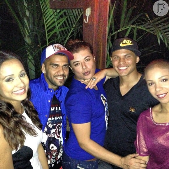 David Brazil posa com Daniel Alves, sua namorada, a atriz Thaissa Carvalho, Thiago Silva e sua mulher, apelidada de Belle