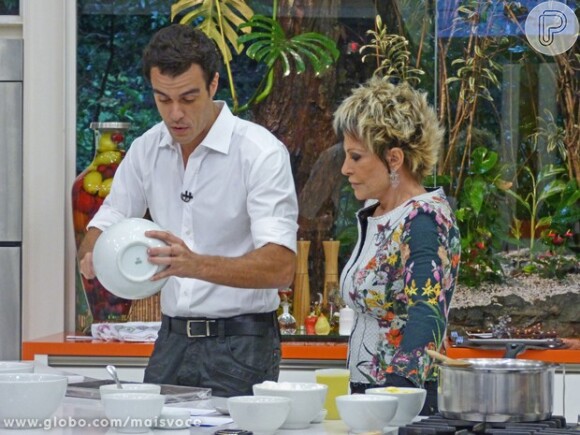 Joaquim Lopes, marido de Paolla Oliveira, prepara chocola no 'Mais Você'