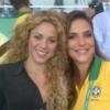 Shakira posa para foto ao lado de Ivete Sangalo durante jogo do Brasil contra a Espanha