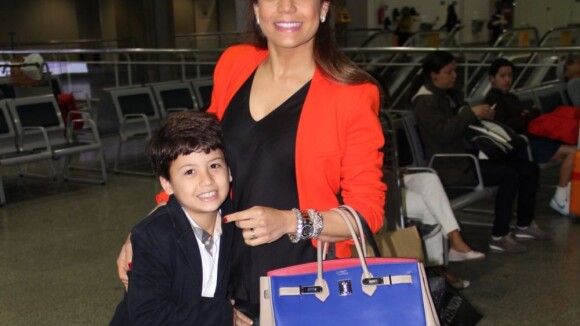 Nivea Stelmann, sem o marido, viaja para Disney com o filho, Miguel