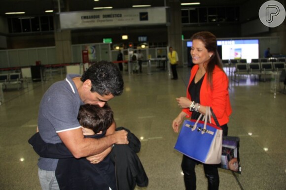 Marcus Rocha, marido de Nivea Stelmann, abraça Miguel, filho da atriz