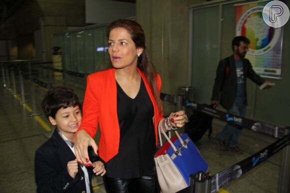 Nivea Stelmann embarca com o filho, Miguel, no Aeroporto Galeão, no Rio de Janeiro