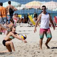 Fernanda Lima e Rodrigo Hilbert jogam vôlei e mergulham na praia sem os filhos