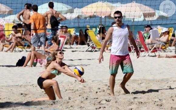 Fernanda Lima e Rodrigo Hilbert jogaram vôlei juntinhos na praia do Leblon, Zona Sul do Rio de Janeiro, neste sábado, 6 de julho de 2013