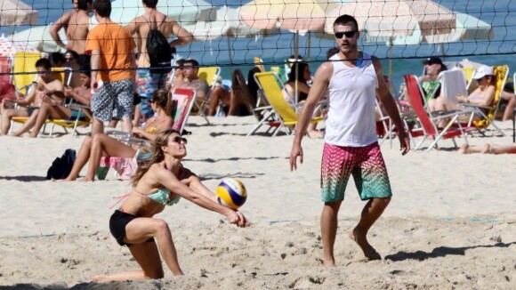 Fernanda Lima e Rodrigo Hilbert jogam vôlei e mergulham na praia sem os filhos